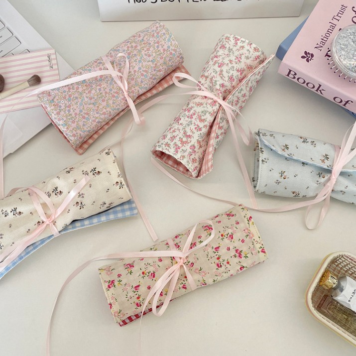 Travel Accessories Toiletries - コテージコア風の花柄メイクブラシ収納ロールバッグ、コットンリボンで結ぶ化粧品オーガナイザー、ブラシやペンを収納できる携帯用トラベルポーチ。