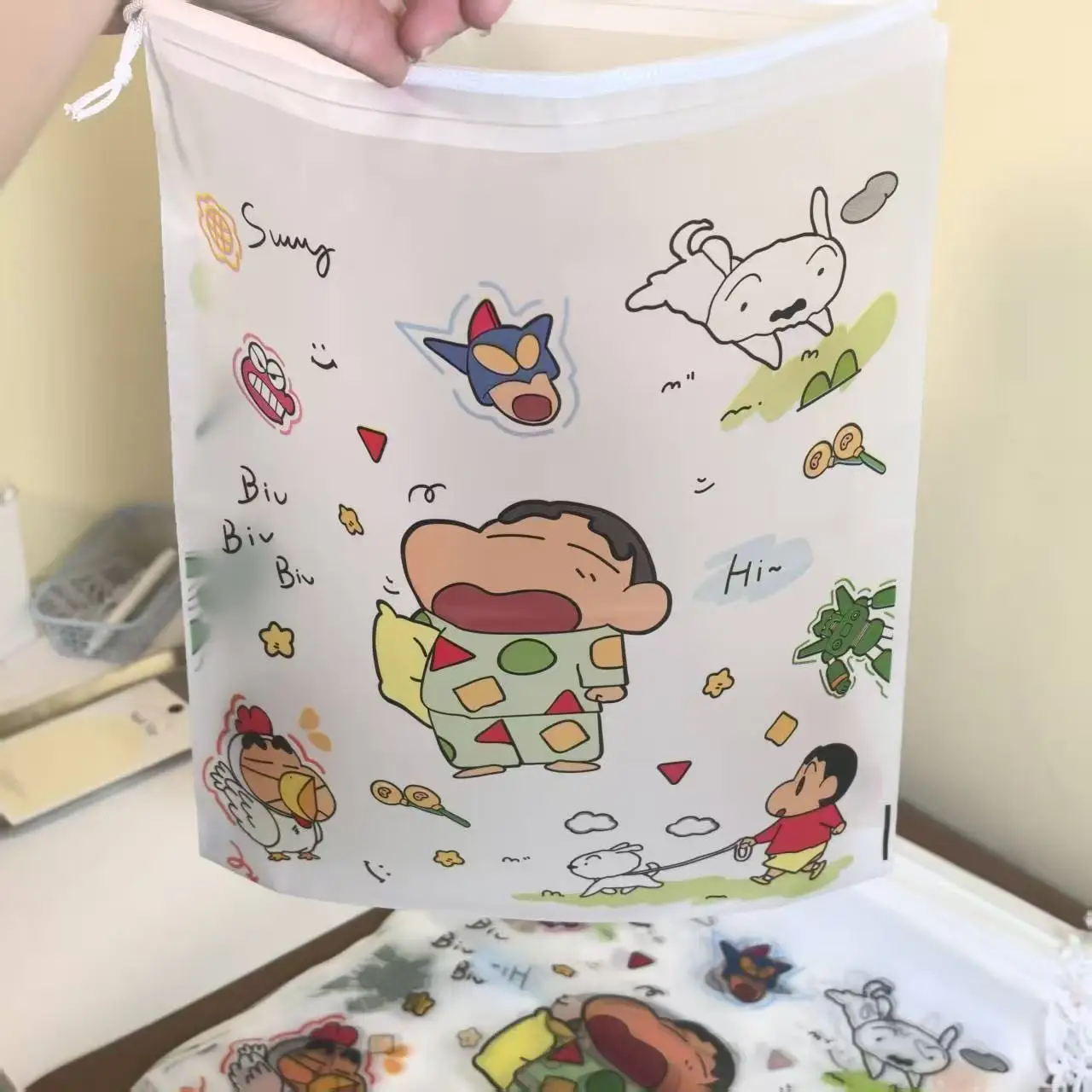 It Travel Accessories - クレヨンしんちゃんのドローストリング付きシューズバッグ。持ち運び可能で防水性があり、旅行時の収納や、靴や衣類の整理に便利なポーチ。